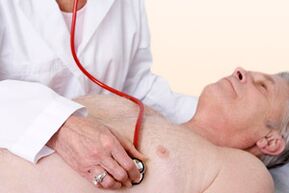 médecin examinant un patient souffrant d'hypertension